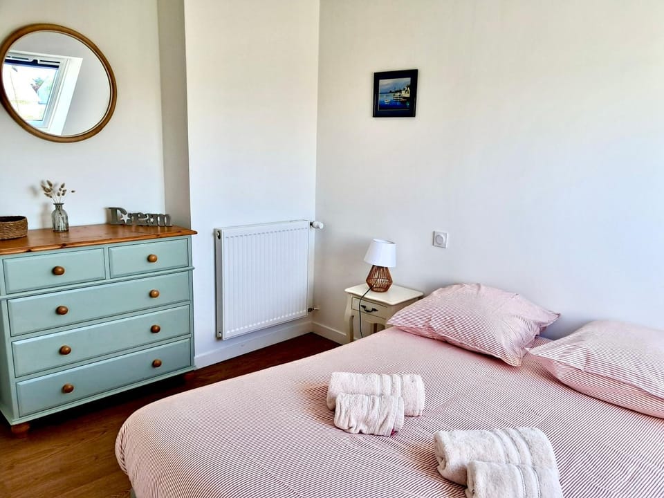 Photo of the whole room, Bedroom, towels