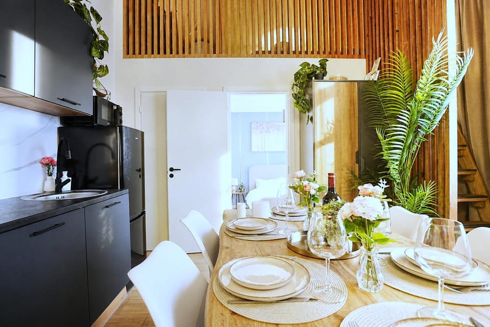 Cofy Rentals - old town, quiet area, air-conditioning, free parking, 24-7 express check-in-out, close to green parks, everything you need for living Apartment in Estonia