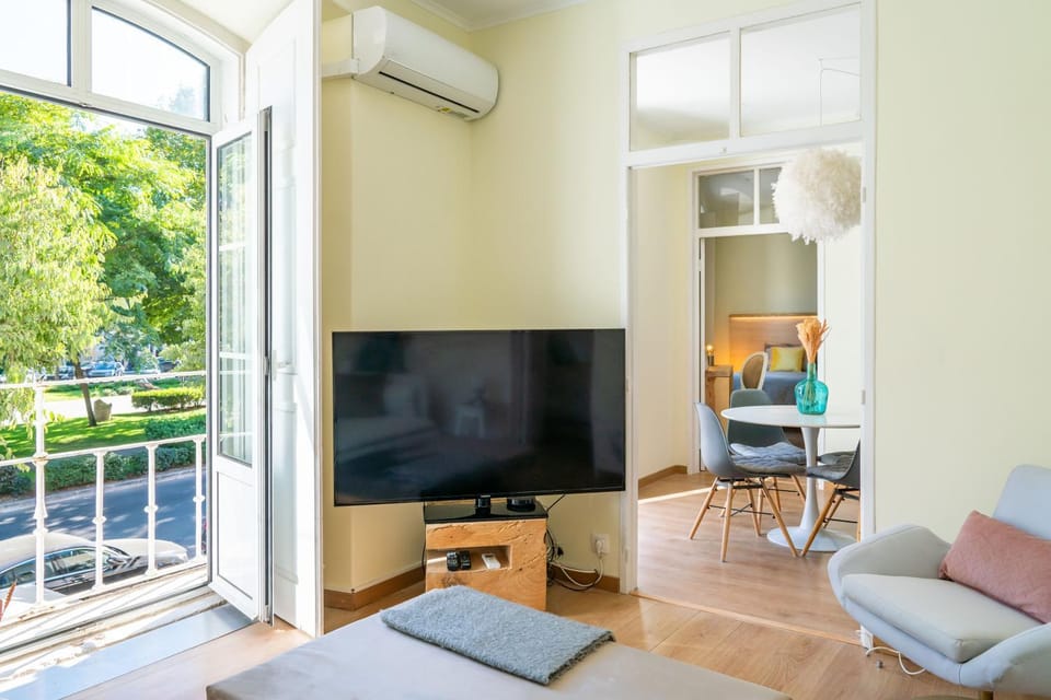 TV and multimedia, Living room, Seating area, air conditioner