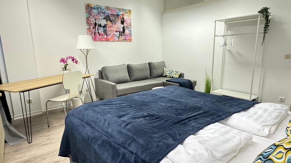 Bed, Photo of the whole room, Seating area, Bedroom, towels