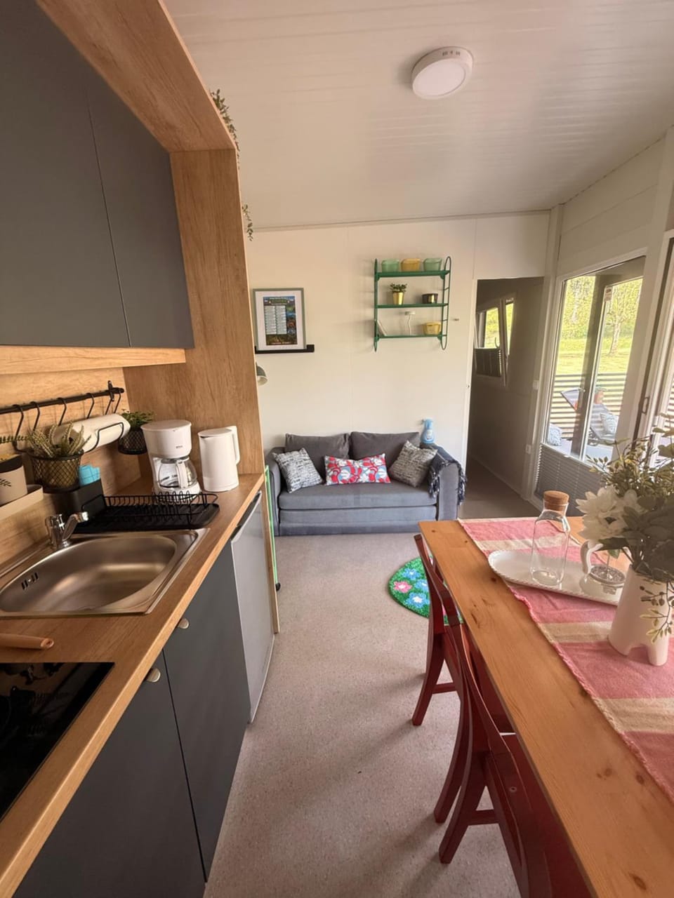 Kitchen or kitchenette, Living room, Seating area, Dining area, pet friendly, stove