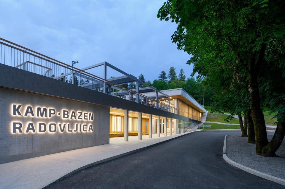 Property building, Restaurant/places to eat, Lounge or bar, Street view