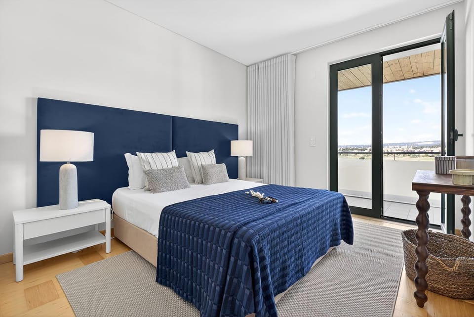 Bed, View (from property/room), Balcony/Terrace, Bedroom, City view, Street view, Quiet street view, internet, air conditioner