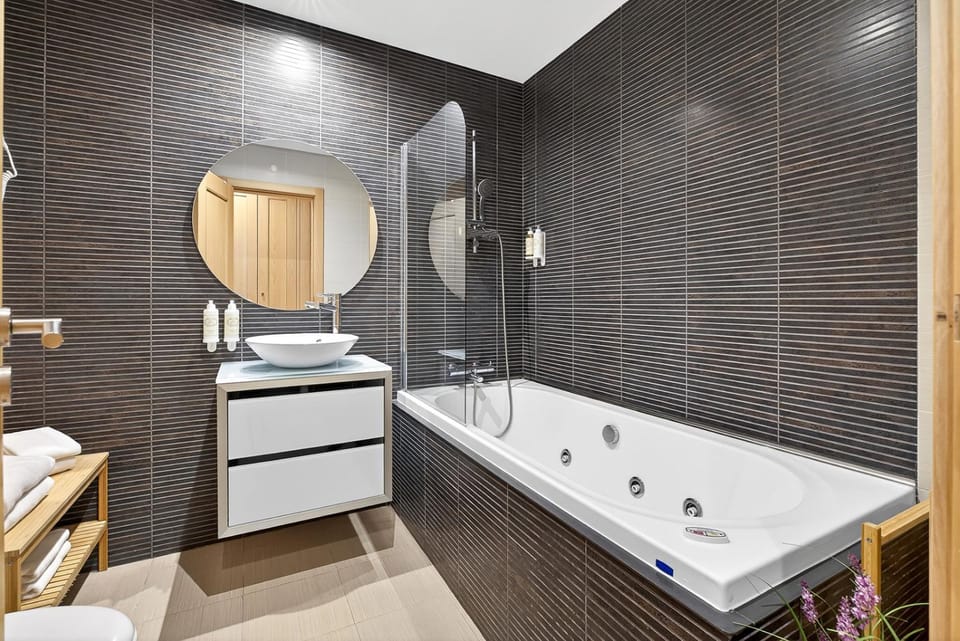 Hot Tub, Bathroom, Bath, hair dryier, towels