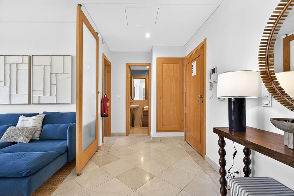 Communal lounge/ TV room, Facade/entrance, Bathroom, Balcony/Terrace, Living room, Decorative detail, internet, air conditioner