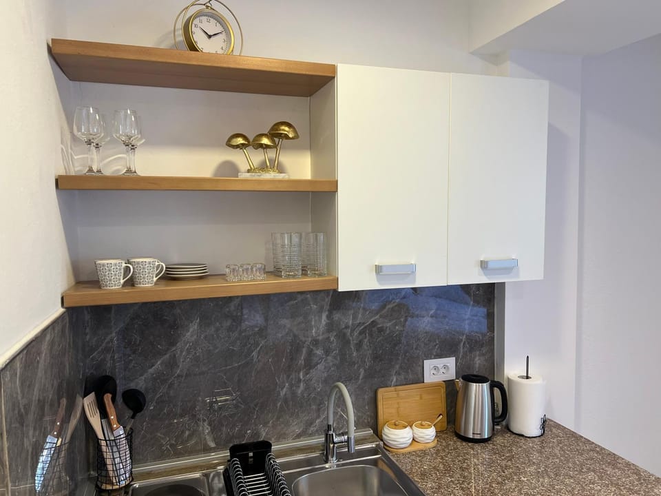 Coffee/tea facilities, Kitchen or kitchenette, kitchen