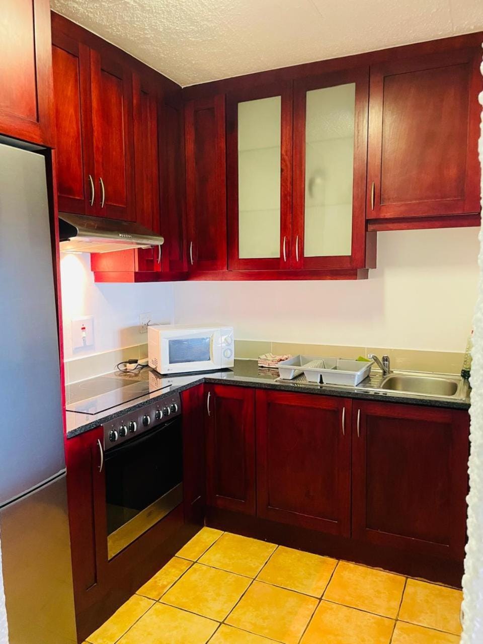 Kitchen or kitchenette, microwave, stove