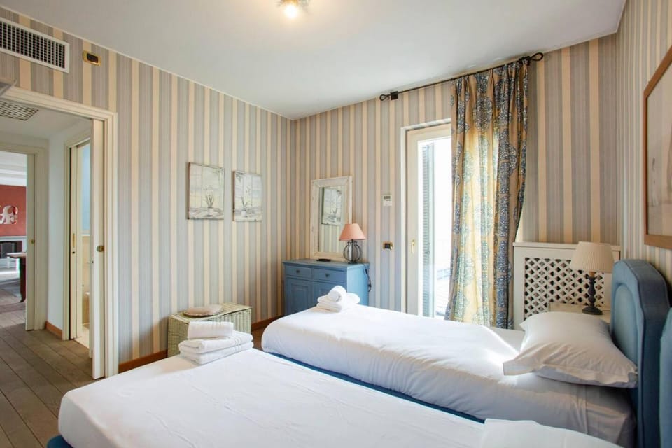 Bed, Day, Night, TV and multimedia, Balcony/Terrace, Photo of the whole room, Bedroom, heating, internet, wardrobe, air conditioner