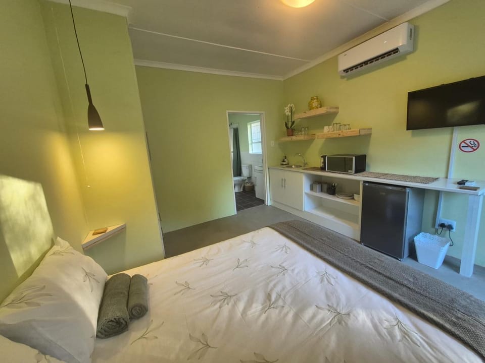 Kitchen or kitchenette, Bedroom