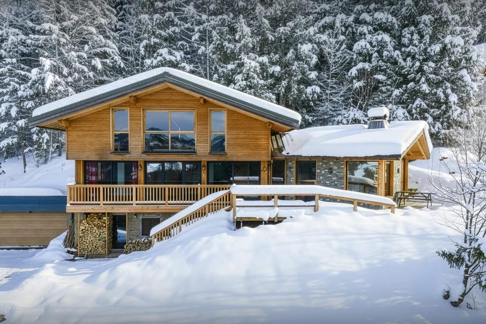 Property building, Day, Natural landscape, Winter, Mountain view
