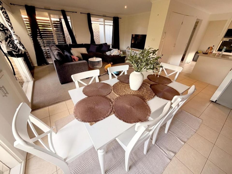 Coastal Retreat, Spacious Home with EV Charging, Alfresco, Parking & WiFi House in Warrnambool