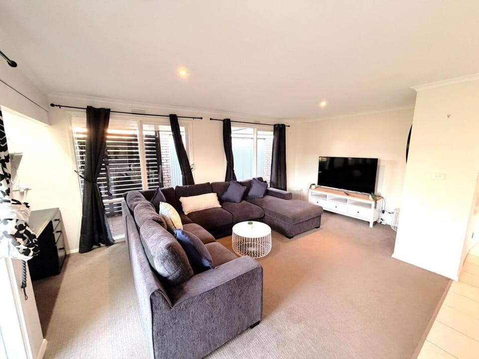 Coastal Retreat, Spacious Home with EV Charging, Alfresco, Parking & WiFi House in Warrnambool