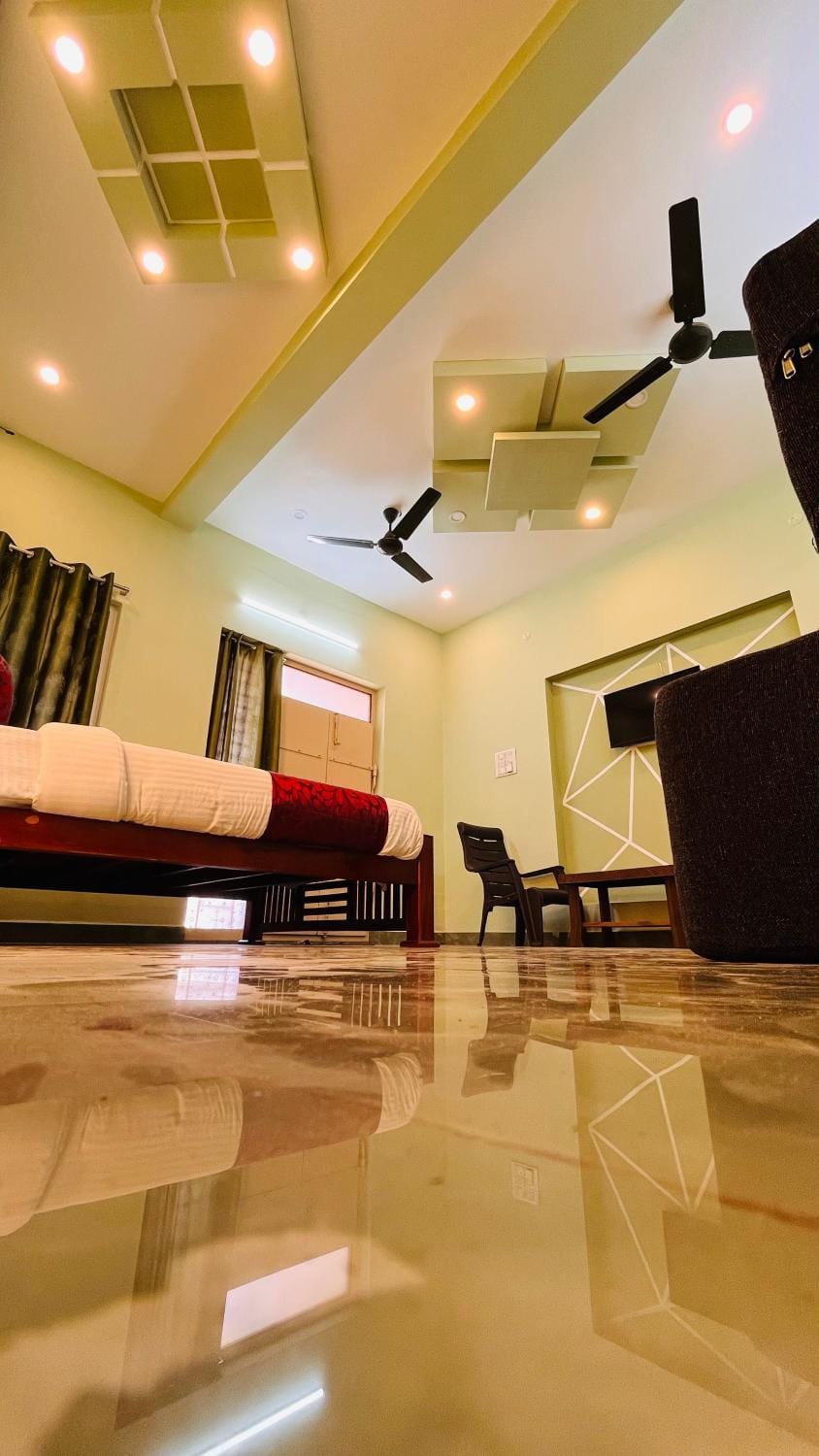 Bed, Living room, Photo of the whole room, Seating area, Bedroom, air conditioner