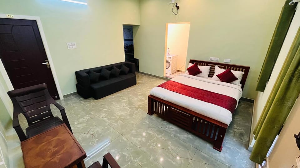 Bed, TV and multimedia, Living room, Photo of the whole room, Seating area, Bedroom, wardrobe