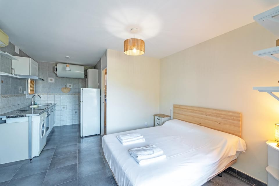 Bed, Kitchen or kitchenette