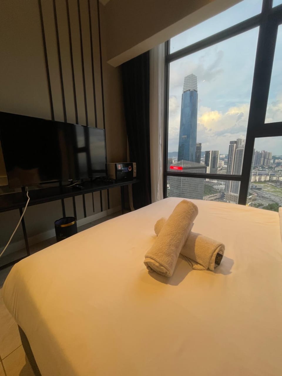 Bed, TV and multimedia, Photo of the whole room, Bedroom, City view, towels