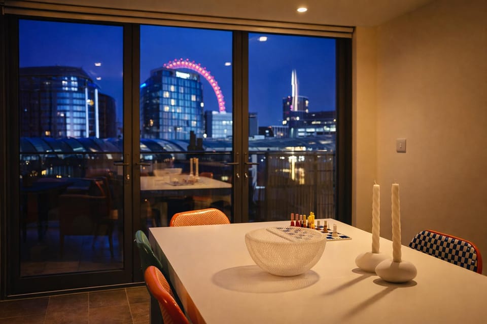 Living room, Food and drinks, Seating area, Dining area, Food, City view