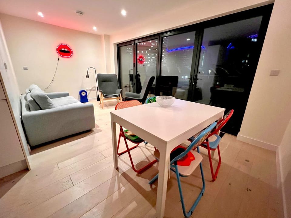 TV and multimedia, Living room, Seating area, Dining area