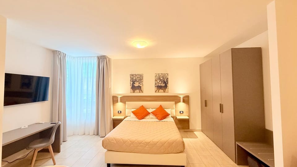 Bed, TV and multimedia, Photo of the whole room, Seating area, Bedroom