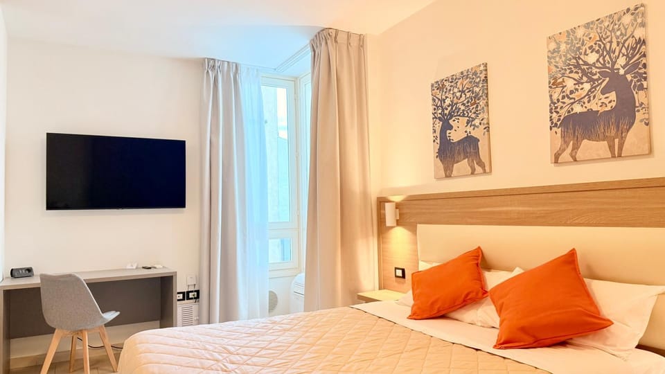 Bed, TV and multimedia, Photo of the whole room, Bedroom
