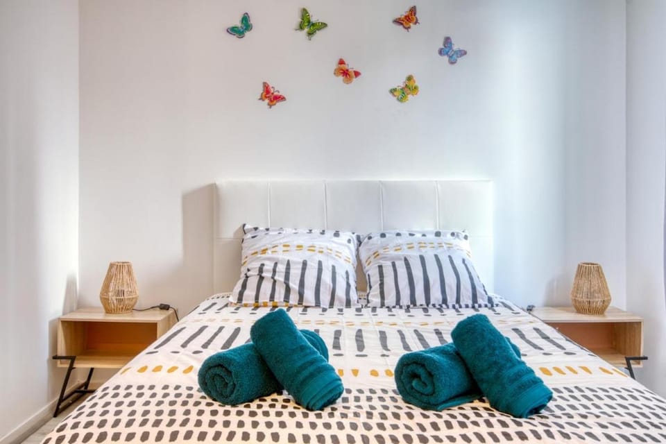 Bed, Photo of the whole room, Bedroom, towels