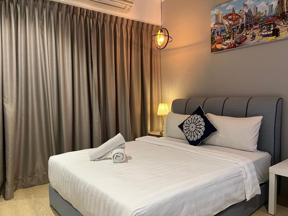 Bed, Living room, Photo of the whole room, Seating area, Bedroom, towels