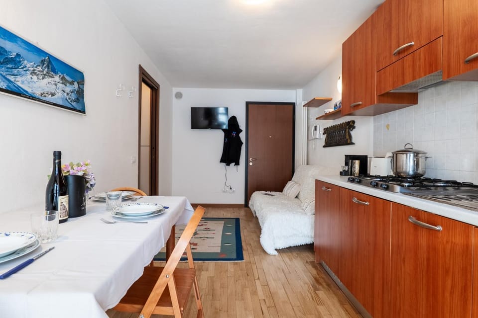 MCX Vacation Rental - Casa Marmore Direct Ski in & Ski out with Exclusive Slope Access, Valtournenche! Apartment in Valtournenche