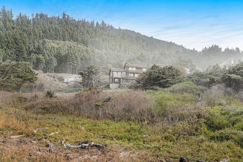 Secluded beachfront home with Pacific Ocean views fireplace game room grill House in Washington