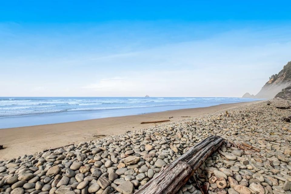 Secluded beachfront home with Pacific Ocean views fireplace game room grill House in Washington