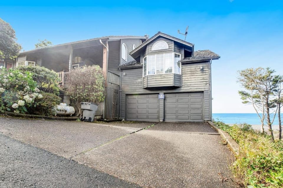 Secluded beachfront home with Pacific Ocean views fireplace game room grill House in Washington