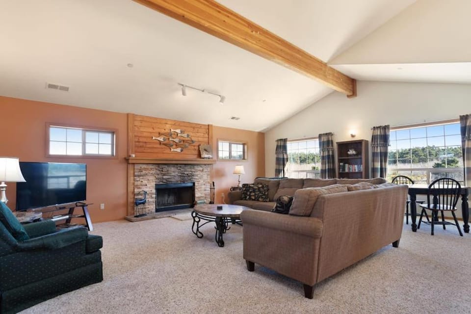 Spacious home only 1 block from beach & across the street from horseback riding House in Oregon