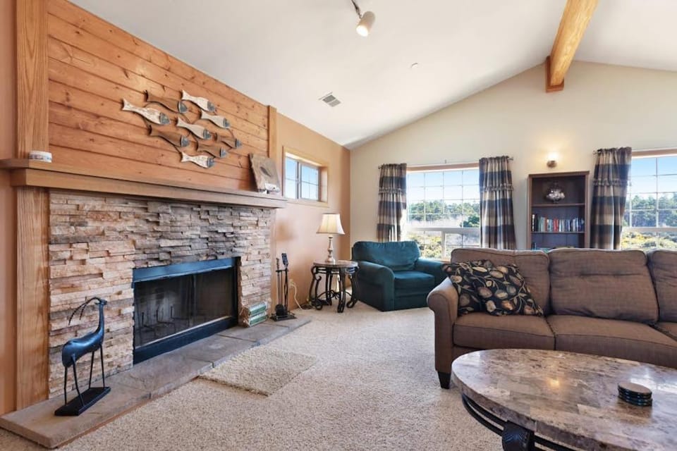 Spacious home only 1 block from beach & across the street from horseback riding House in Oregon