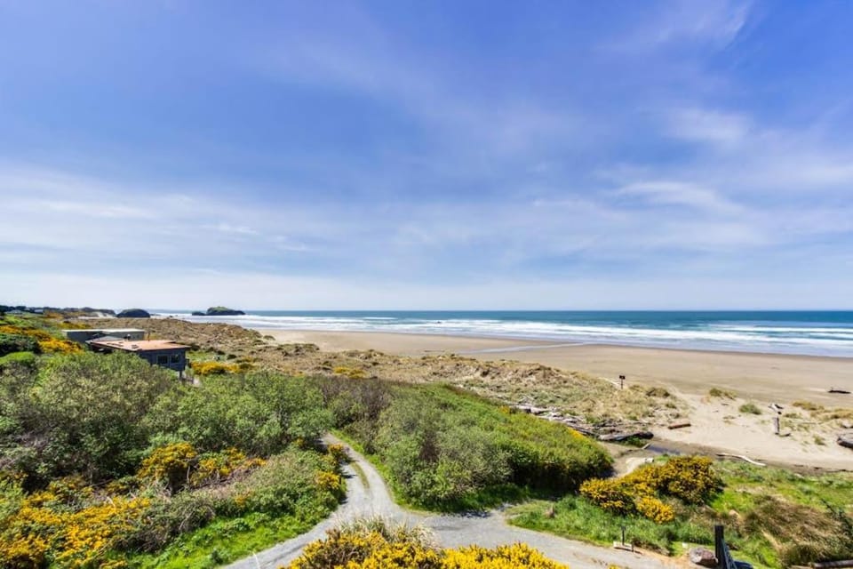 Dog-friendly oceanfront home with beach access deck-minutes from town-EV Charger House in Oregon