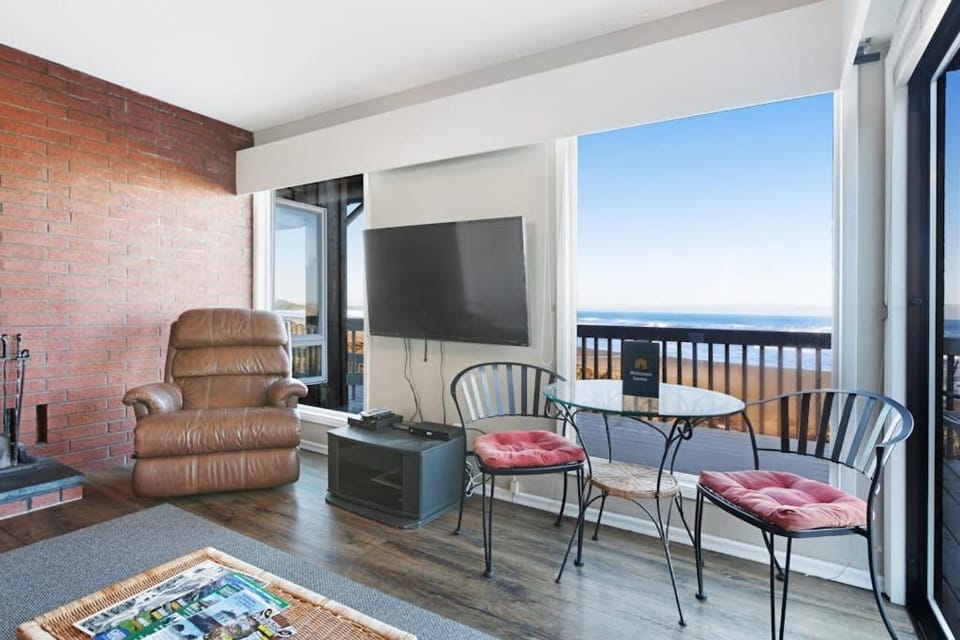 Dog-friendly oceanfront condo with beach access fireplace large deck-EV charger House in Oregon
