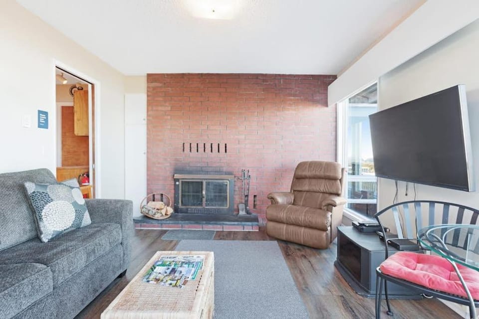 Dog-friendly oceanfront condo with beach access fireplace large deck-EV charger House in Oregon