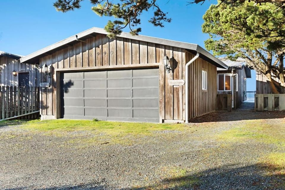 Dog-friendly oceanfront condo with beach access fireplace large deck-EV charger House in Oregon
