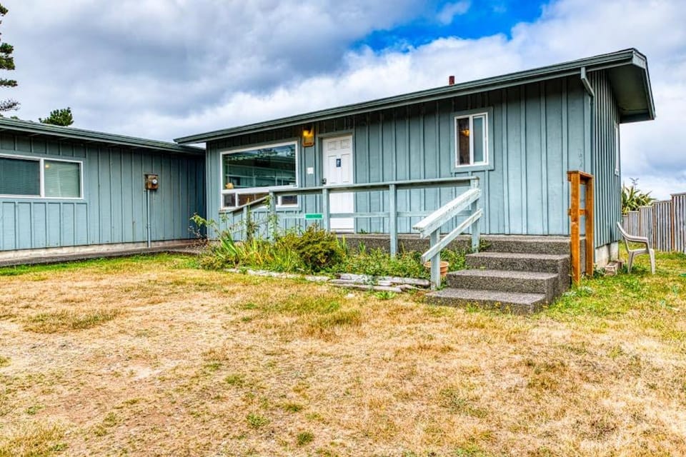 Dog-friendly oceanfront home on a bluff with spectacular views House in Oregon
