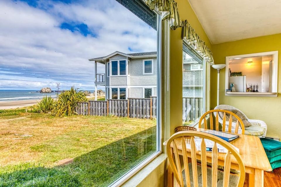 Dog-friendly oceanfront home on a bluff with spectacular views House in Oregon
