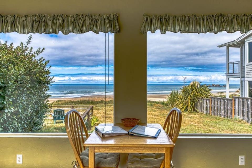 Inviting dog-friendly studio with unobstructed ocean views Apartment in Oregon