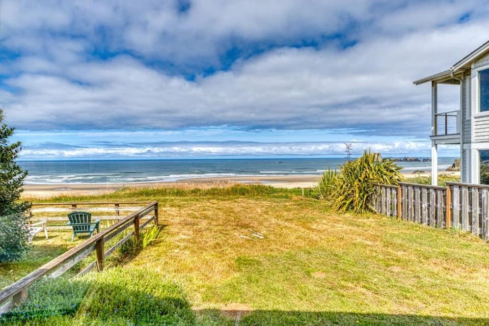 Inviting dog-friendly studio with unobstructed ocean views Apartment in Oregon