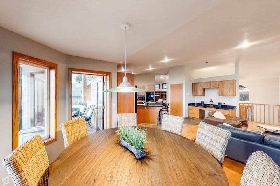 Dog-friendly home with ocean views high-speed WiFi and wood-burning fireplace House in Oregon