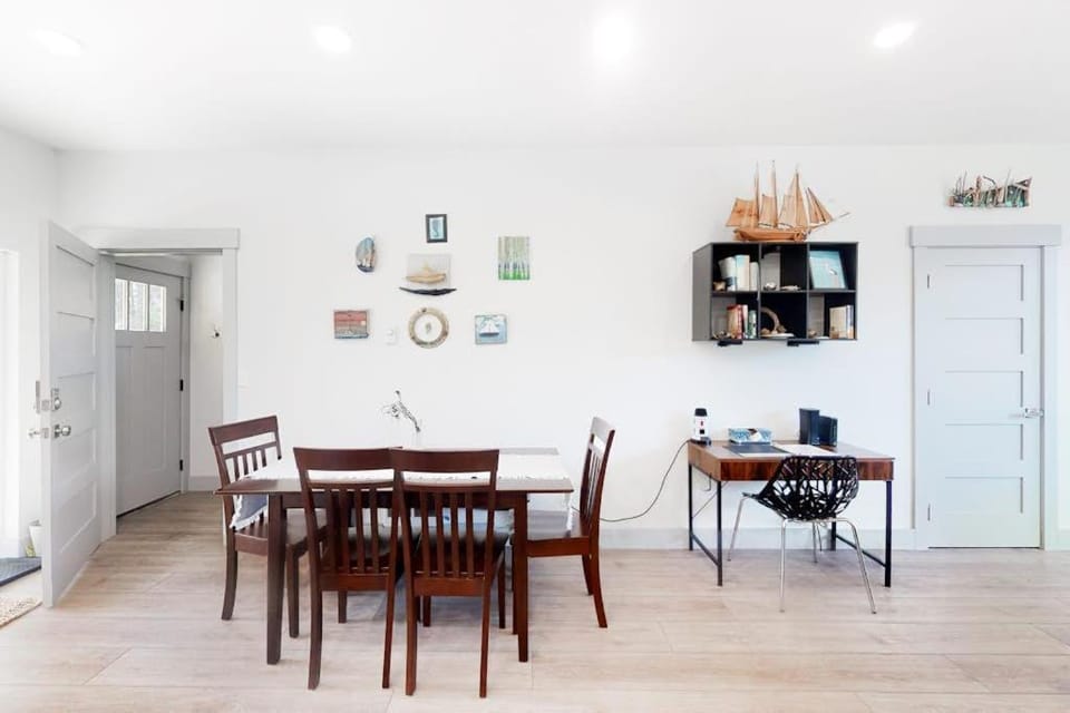 Dog-Friendly Home with WiFi Private washer&dryer Balcony and Two Living Rooms House in Oregon