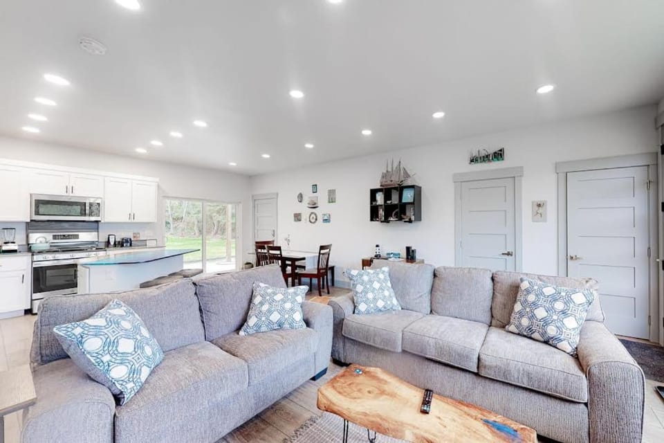 Modern Dog-Friendly Home with a Full Kitchen washer&dryer Furnished Patio Apartment in Oregon