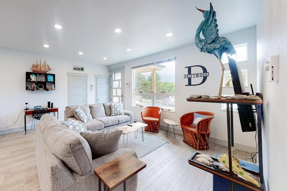 Modern Dog-Friendly Home with a Full Kitchen washer&dryer Furnished Patio Apartment in Oregon