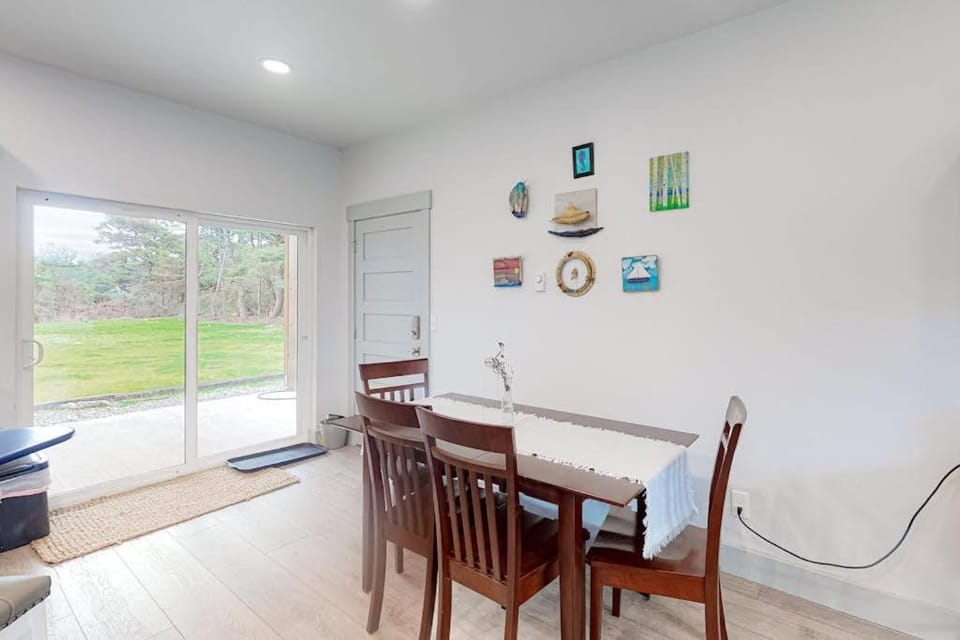 Modern Dog-Friendly Home with a Full Kitchen washer&dryer Furnished Patio Apartment in Oregon