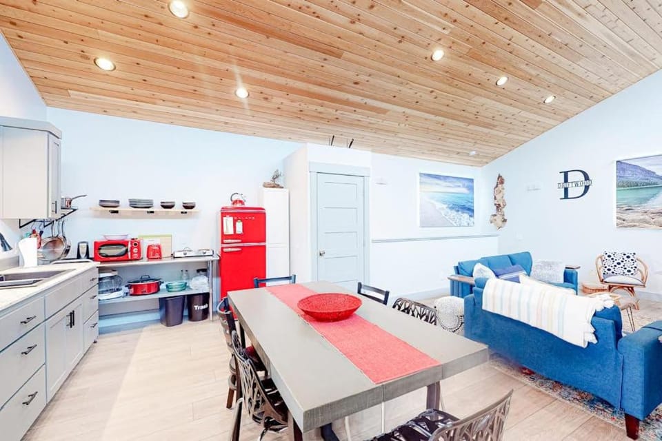 Beachy Dog-Friendly Home Near the Coast with Free WiFi & a Kitchenette Apartment in Oregon