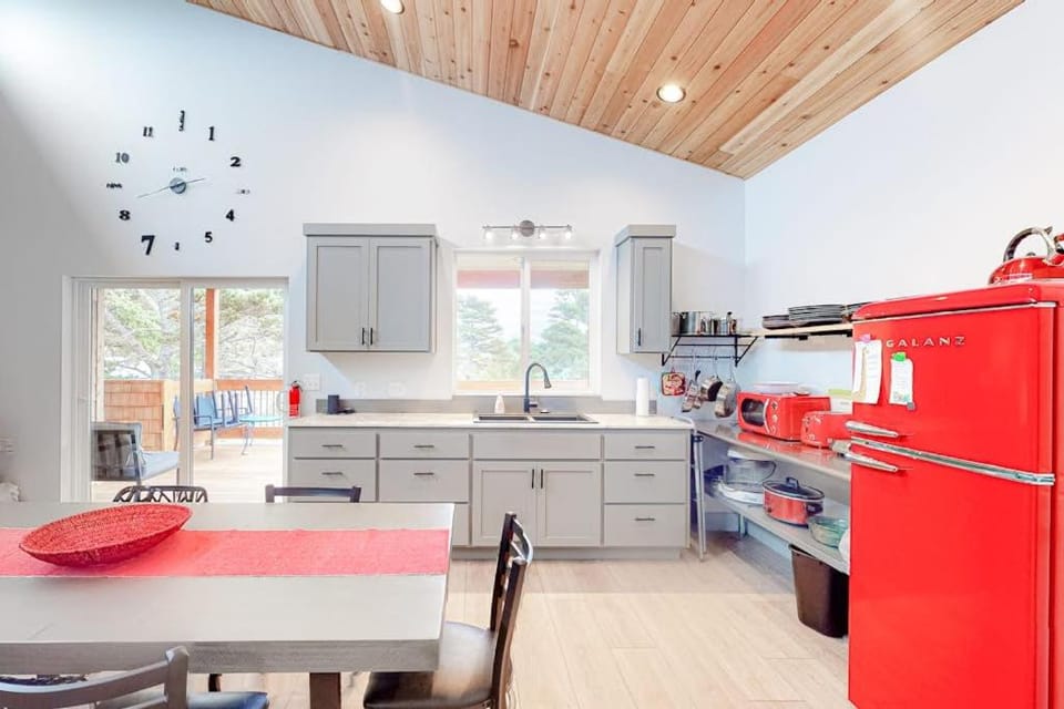 Beachy Dog-Friendly Home Near the Coast with Free WiFi & a Kitchenette Apartment in Oregon