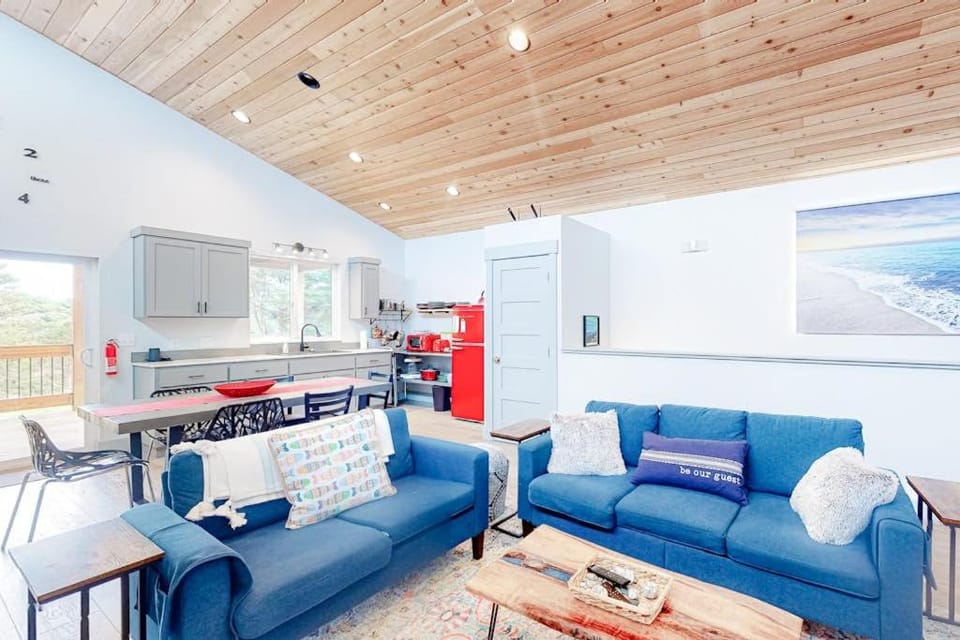 Beachy Dog-Friendly Home Near the Coast with Free WiFi & a Kitchenette Apartment in Oregon