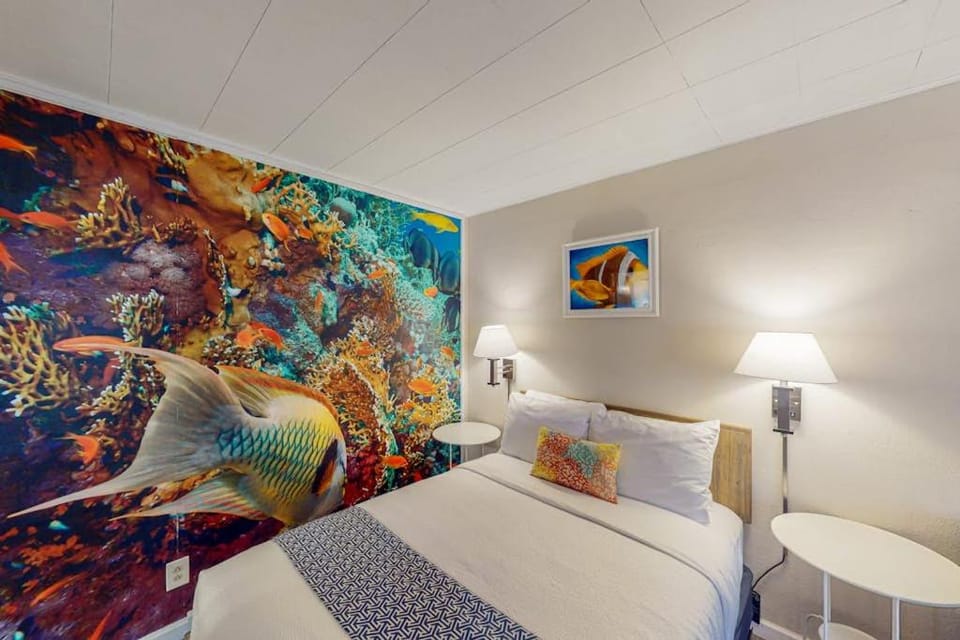 Retro beach experience with fast WiFI - walk to downtown shops & eateries Apartment in Oregon