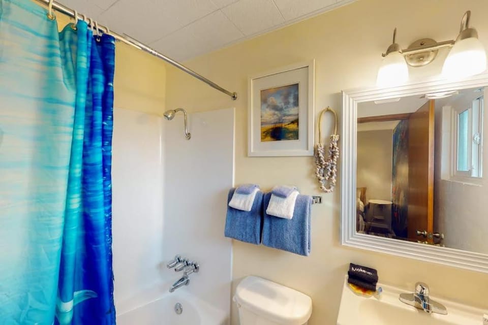 Retro beach experience with fast WiFI - walk to downtown shops & eateries Apartment in Oregon